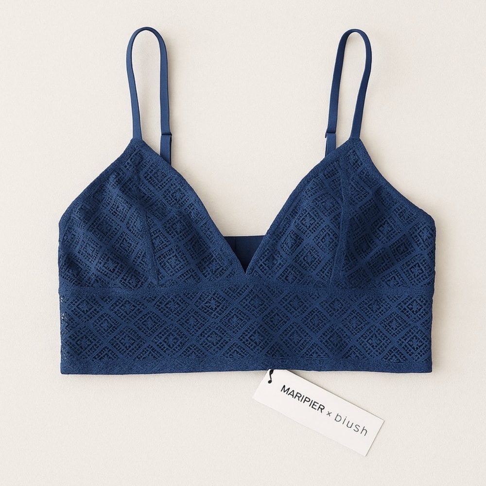 BNWT size Medium Women's Blue Lace Bralette